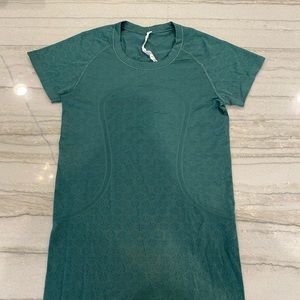 GREEN LULULEMON SWIFTLY TECH SHIRT SIZE 6